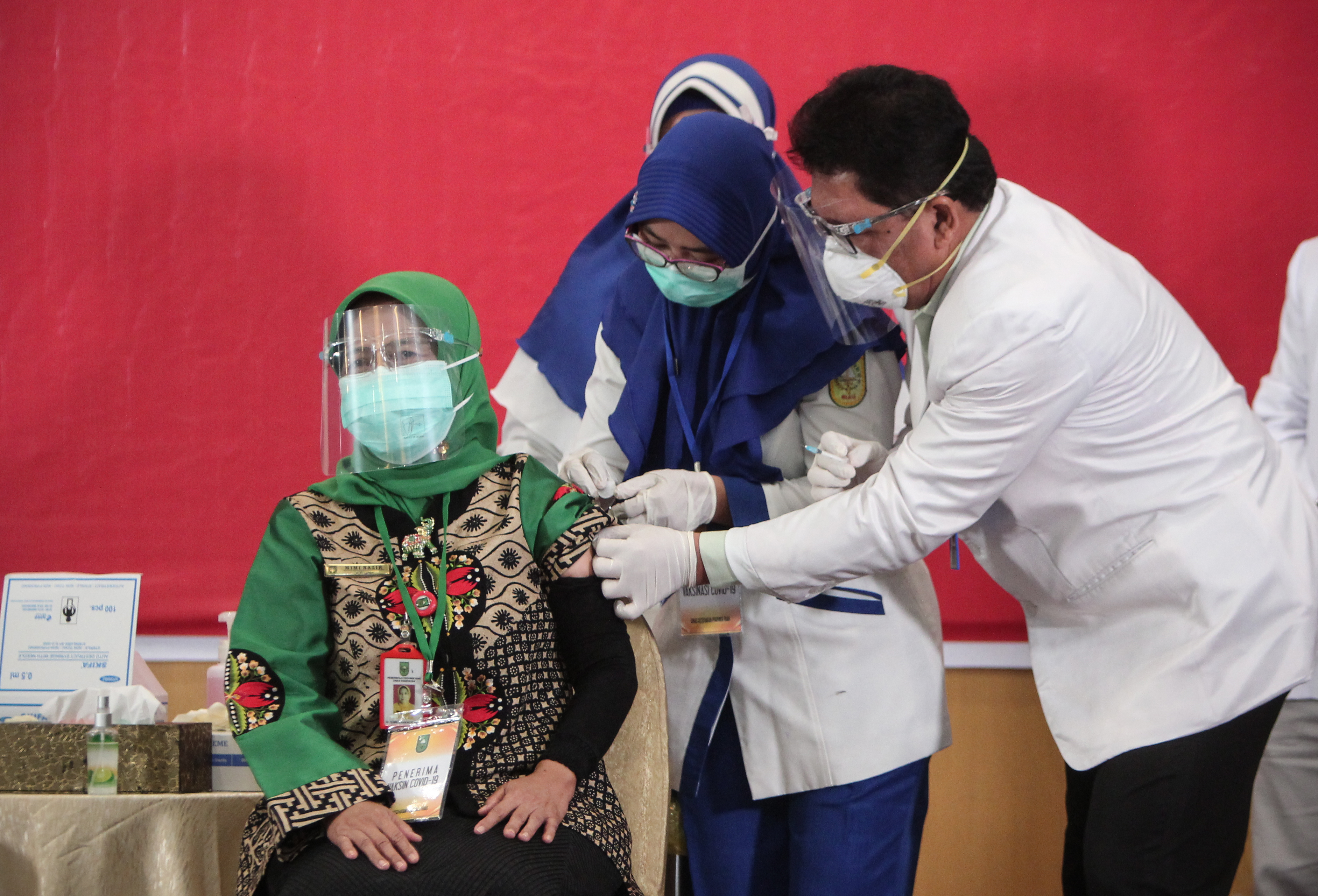Kadinkes Riau menjadi orang keempat yang mendapatkan vaksin di provinsi riau
