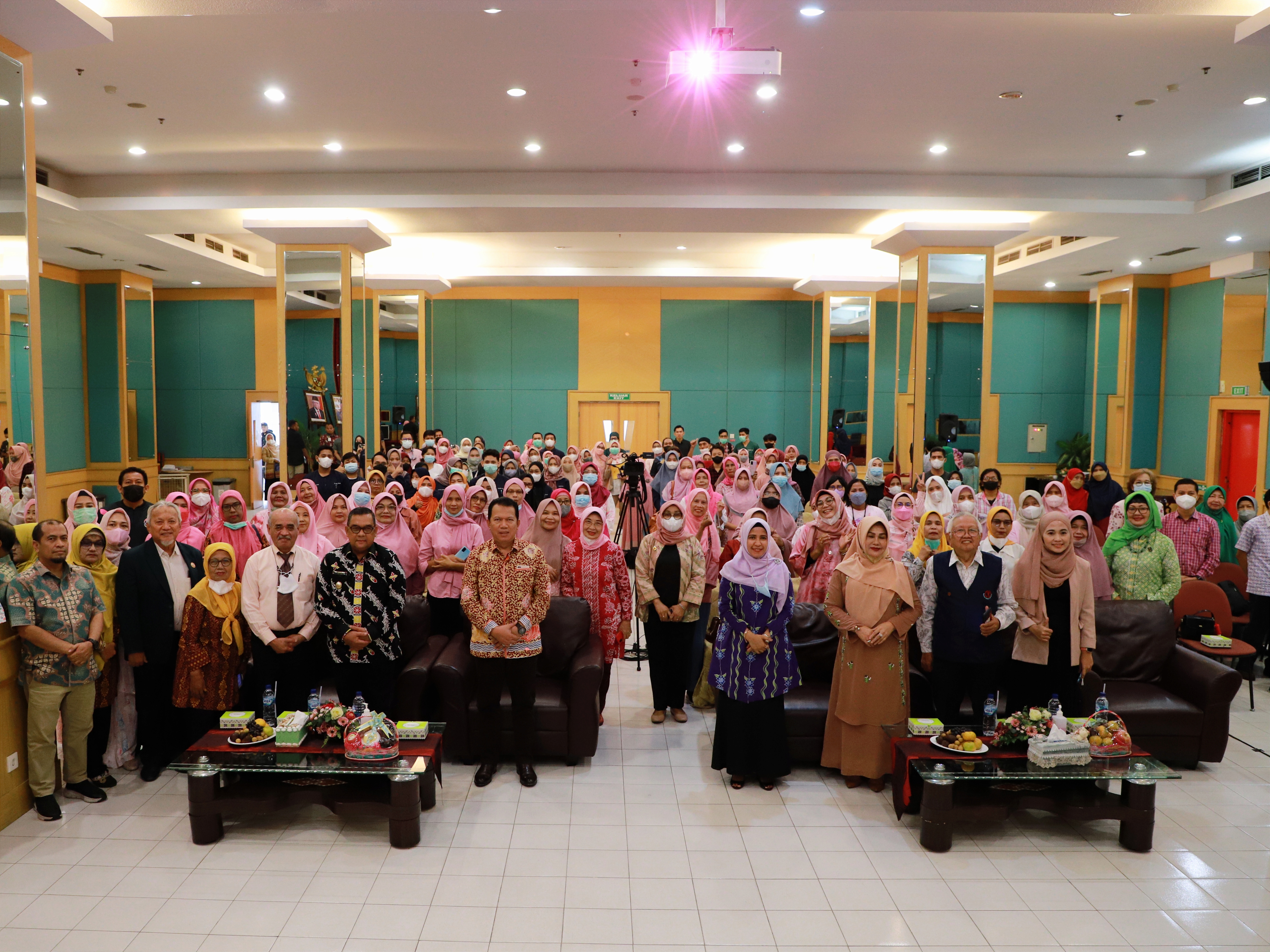 Seminar Awam Dengan Tema "Kenali, Sadari dan Berdamai dengan Kanker Payudara" di RSUD Arifin Achmad. Sabtu (29/10/2022)