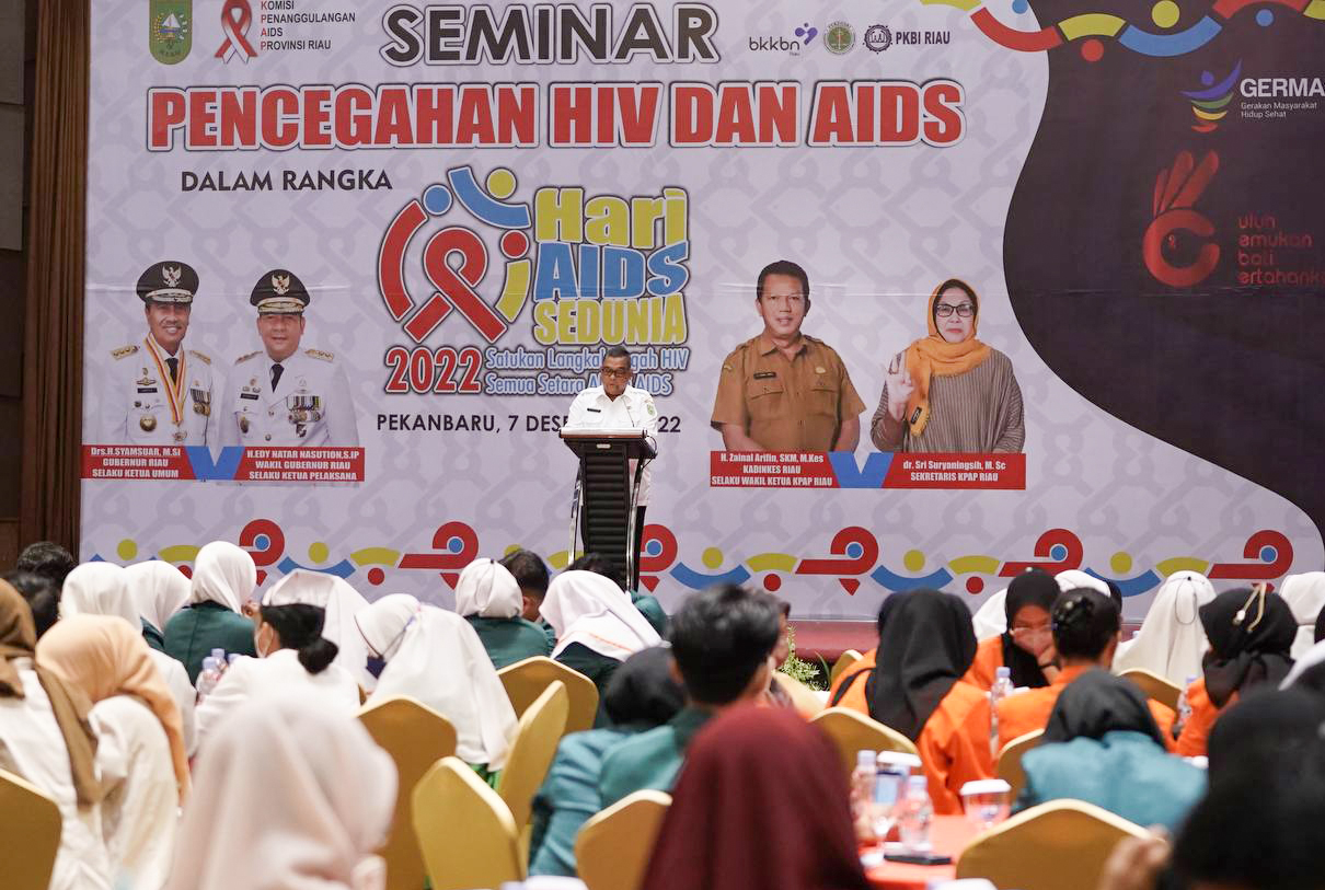 Wagubri H. Edi Natar Nasution membuka acara Seminar Pencegahan Hiv Dan Aids Pada Mahasiswa/i Kesehatan Provinsi Riau Tahun 2022 di Prime Park Hotel Pekanbaru. Rabu (07/12/2022)