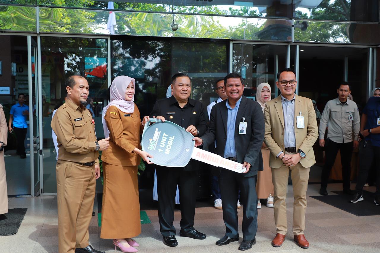 PERKUAT LAYANAN KESEHATAN, RSUD ARIFIN ACHMAD TERIMA 2 UNIT AMBULANS