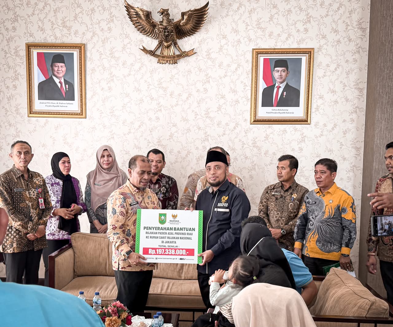 PEMPROV RIAU BERSAMA BAZNAS PROVINSI RIAU MELEPAS KEBERANGKATAN 9 PASIEN RUJUKAN KE JAKARTA