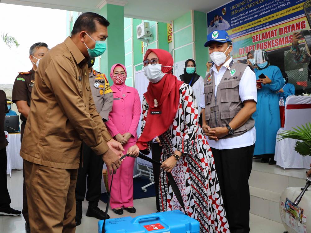 Dinkes Riau menyerahkan vaksin sinovac secara simbolis ke pemko pekanbaru