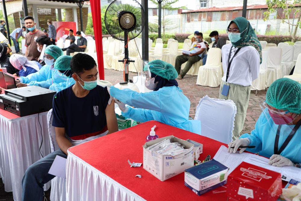 OJK Perwakilan Riau dan KADIN menggelar program vaksinasi masal bagi masyarakat