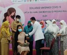  Pencanangan Vaksinasi COVID -19 pada Ibu Hamil dan Menyusui yang bertempat di Ruang Serbaguna RSUD Arifin Achamad Pekanbaru, Selasa (31/8/2021).