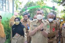 Gubernur Riau bersama Kadinkes Riau tinjau vaksinasi SMAN 11 Pekanbaru