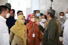 Gubri didampingi Kadinkes tinjau vaksinasi Bank Riau Kepri