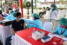 OJK Perwakilan Riau dan KADIN menggelar program vaksinasi masal bagi masyarakat 
