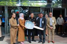 PERKUAT LAYANAN KESEHATAN, RSUD ARIFIN ACHMAD TERIMA 2 UNIT AMBULANS