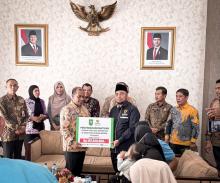 PEMPROV RIAU BERSAMA BAZNAS PROVINSI RIAU MELEPAS KEBERANGKATAN 9 PASIEN RUJUKAN KE JAKARTA